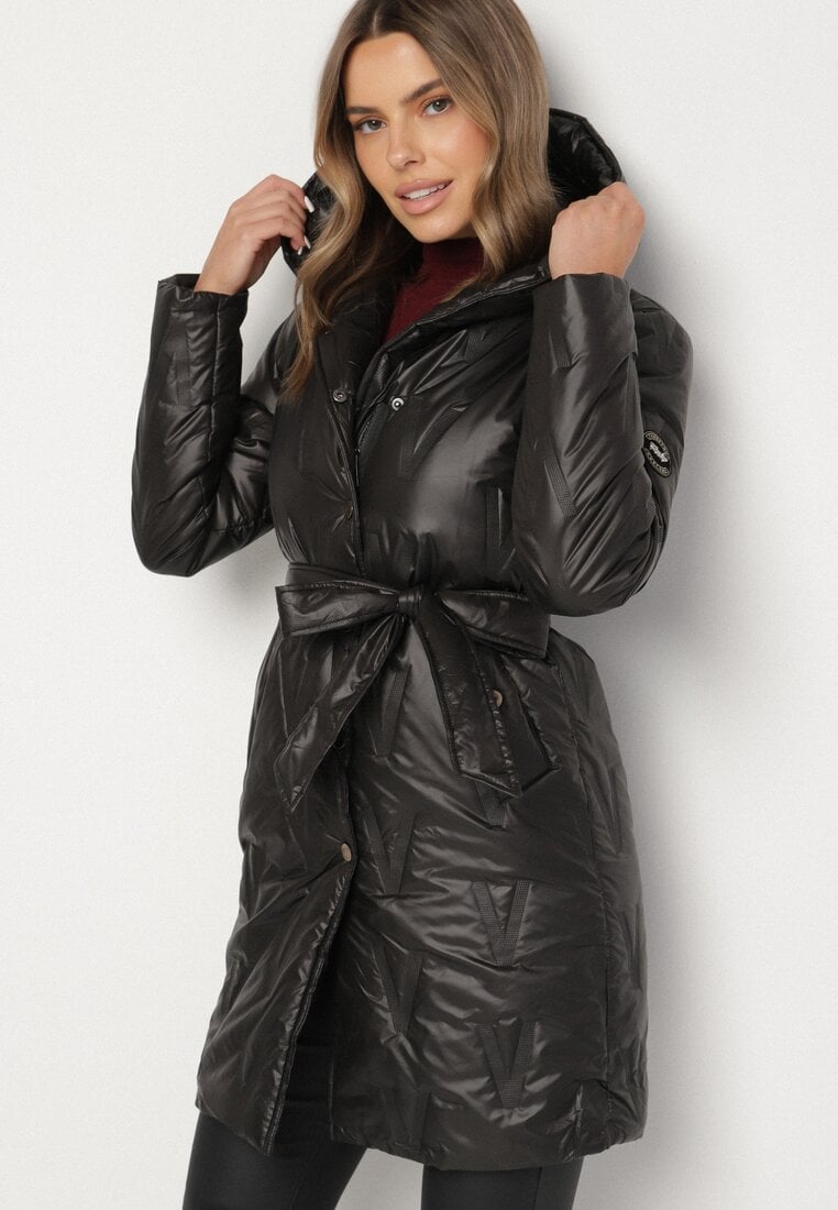 Czarna Kurtka z Pikowanymi Przeszyciami Kapturem i Wiązanym Paskiem Erlexie