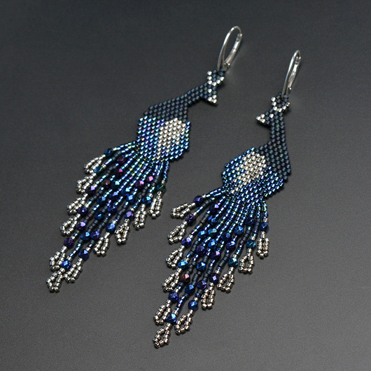 Pawie granatowe, kolczyki z frędzlami, beading