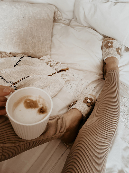 Kapcie damskie z motywem kwiatów