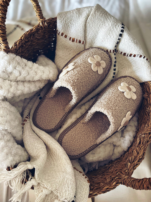 Kapcie damskie z motywem kwiatów