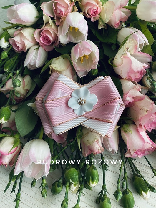 Pudrowa Brosza z białym kwiatem 3d NOWOŚĆ