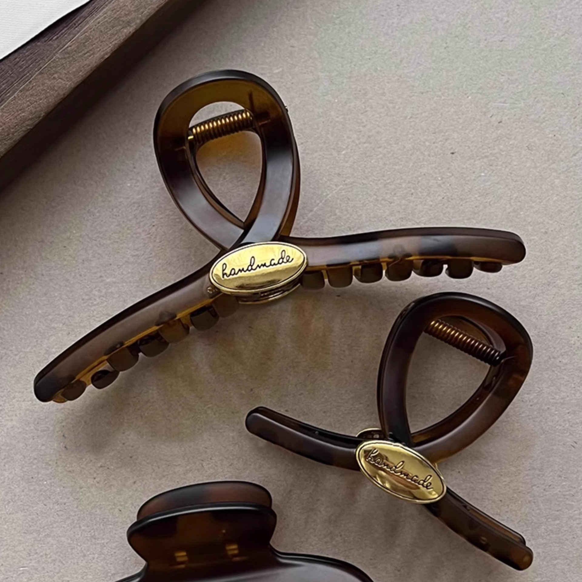 TEMU 2 szt. Retro Minimalistyczne Duże i Średnie Spinki do Włosów w Stylu Żółwia, Eleganckie Klipsy do Updo dla Kobiet, Możliwe Niewielkie Różnice