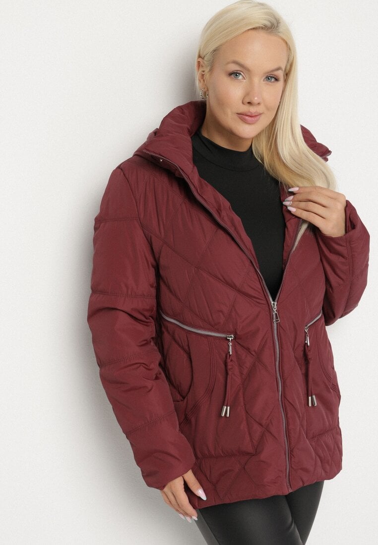 Czerwona Pikowana Kurtka z Kapturem i Ozdobnymi Suwakami Carnaye