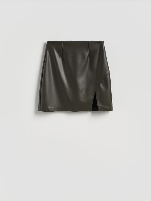 Reserved - Spódnica mini z imitacji skóry - oliwkowy