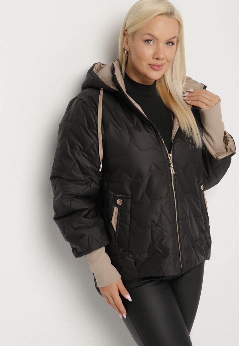 Czarna Pikowana Kurtka z Kapturem i Przedłużonym Tyłem Tulunia