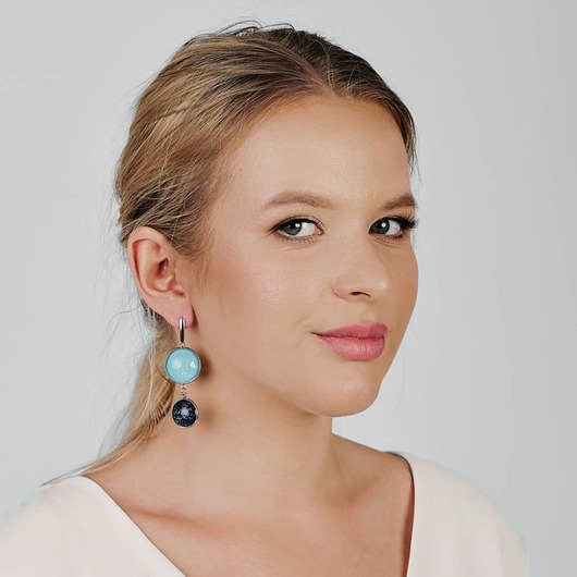 Dwukolorowe kolczyki z perłowym blaskiem e8/10