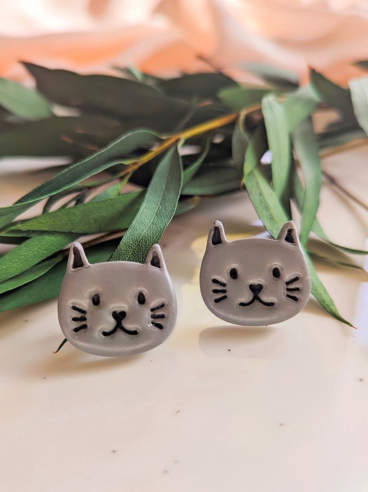 Kolczyki sztyfty szare kotki, akcesoria z motywem kota, kot brytyjski
