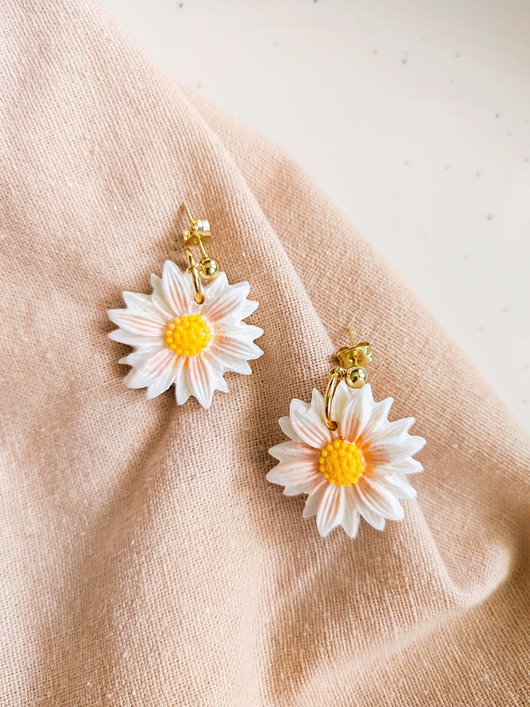 Rustykalne kolczyki stokrotki, kwiatowa biżuteria w stylu boho, stokrotka