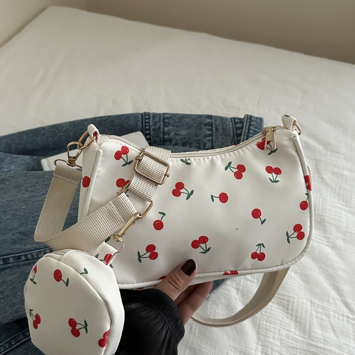 TEMU Stylowa na ramię z białego nylonu z czerwonym nadrukiem truskawek i dopasowanym portfelem - swobodny styl miejski, złoty sprzętu, zamknięcie na