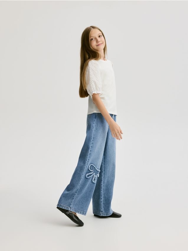 Reserved - Jeansy wide leg z aplikacjami - niebieski