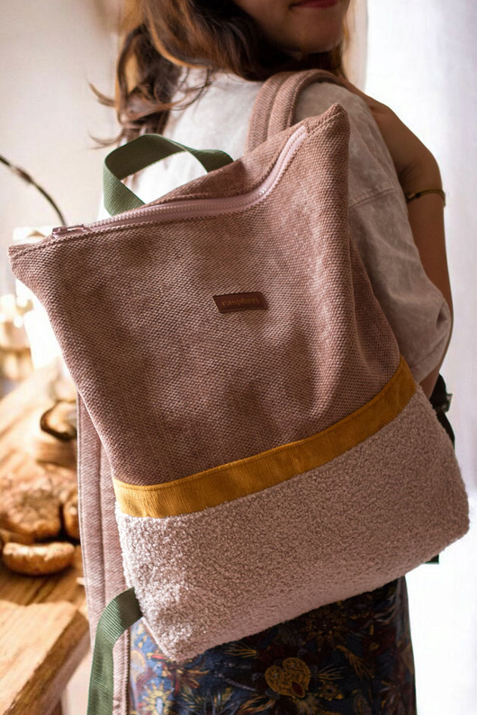 Pudroworóżowy plecak kurierski z suwakiem