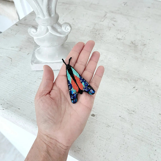 Broszka ĆMA 39 ręcznie haftowana przypinka owady motyle