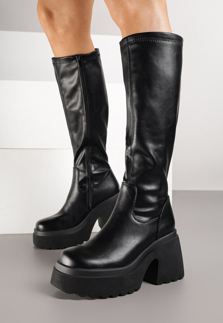 Czarne Kozaki na Grubej Podeszwie i Obcasie z Dopasowaną Cholewką Astigalla