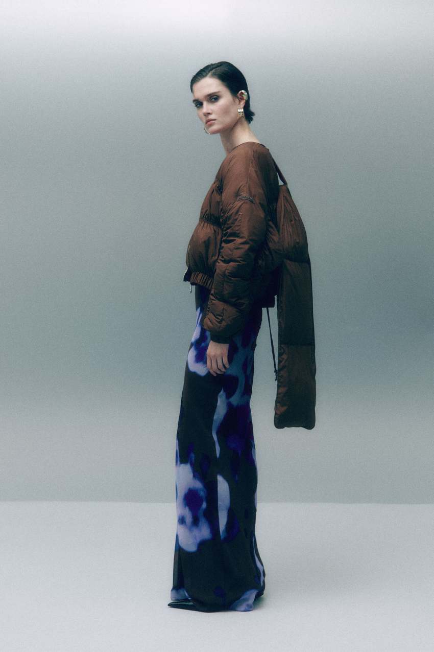 Krótka kurtka puchowa z odpinanym szalikiem