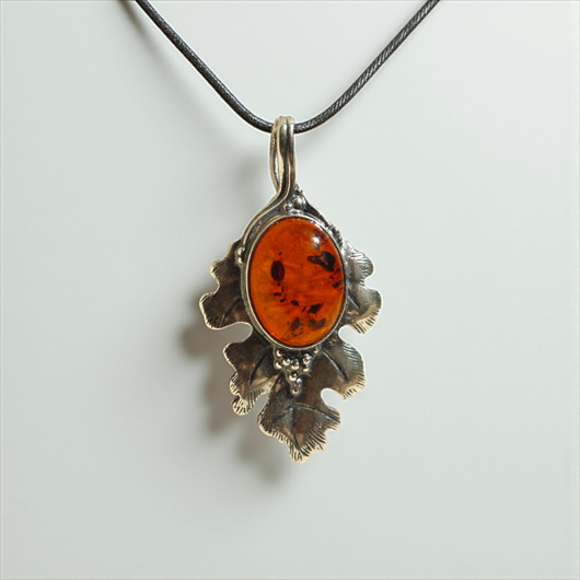 Wisiorek liść z bursztynem