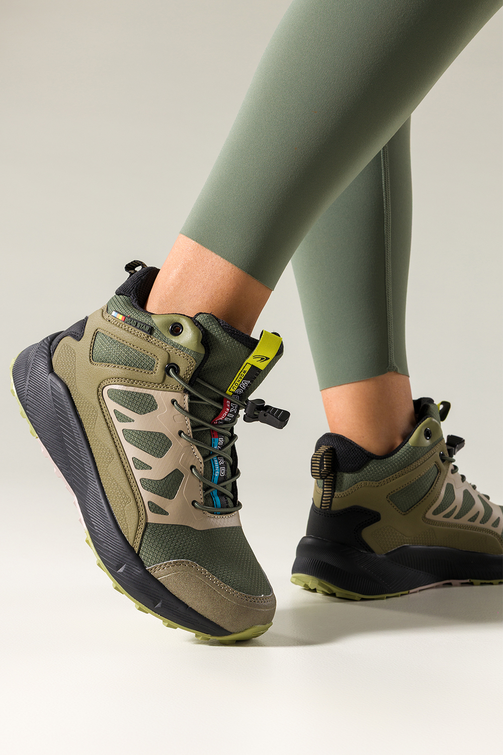 Zielone buty sportowe trekkingowe damskie wodoodporne na bieżnikowanej podeszwie z regulowaną elastyczną sznurówką beżowe wstawki Casu 7493-5D