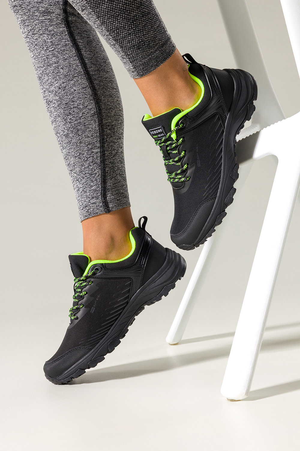 Czarne buty trekkingowe damskie buty sportowe softshell na bieżnikowanej podeszwie seledynowe wstawki sznurowane Carla EY0976-8