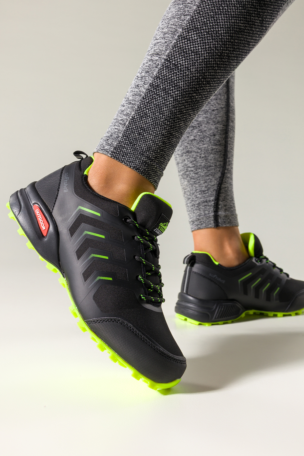 Czarne buty trekkingowe damskie buty sportowe softshell na bieżnikowanej podeszwie seledynowe wstawki sznurowane Carla EY82976-7