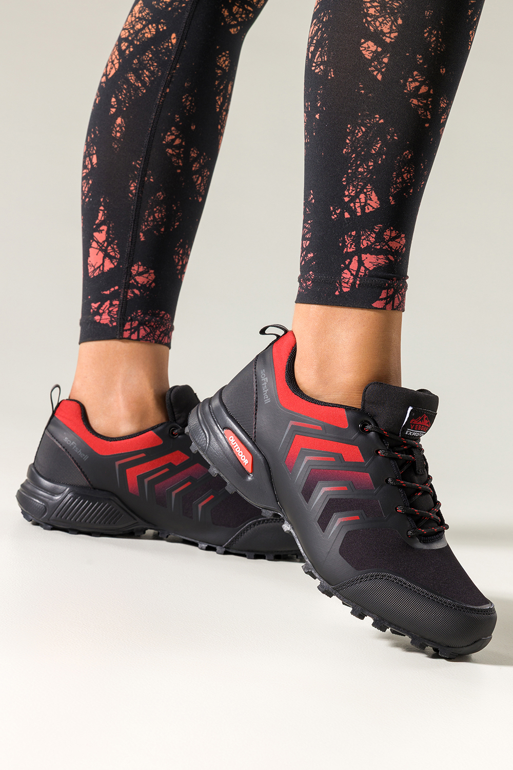 Czarne buty trekkingowe damskie buty sportowe softshell na bieżnikowanej podeszwie czerwone wstawki sznurowane Carla EY82976-5
