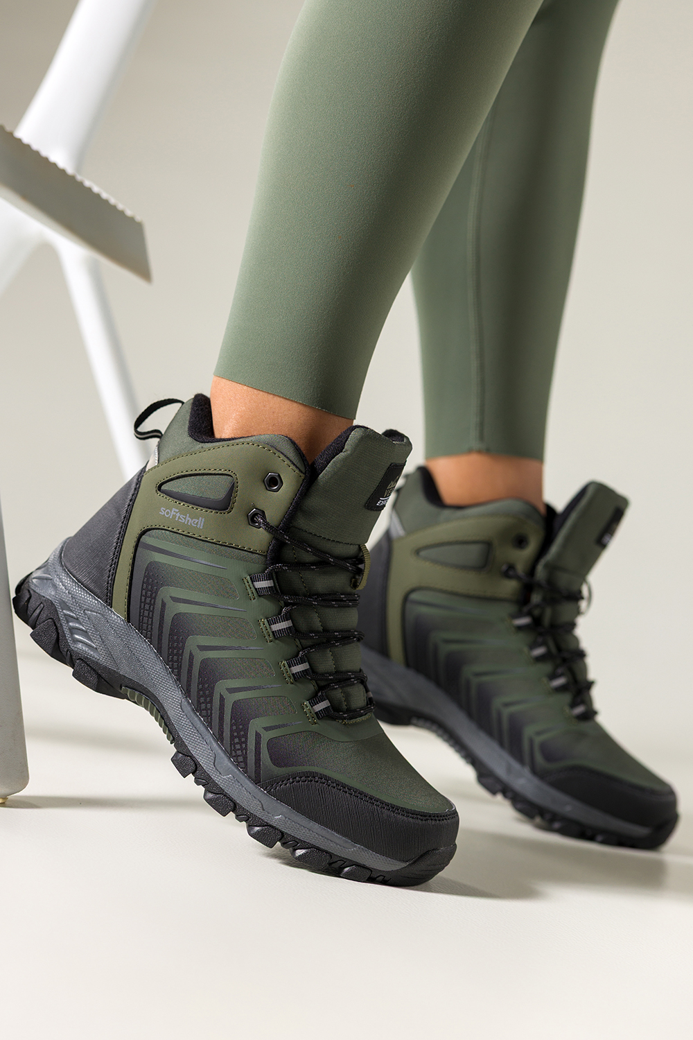 Zielone buty trekkingowe damskie softshell na bieżnikowanej podeszwie czarne wstawki sznurowane Carla EY82939-4