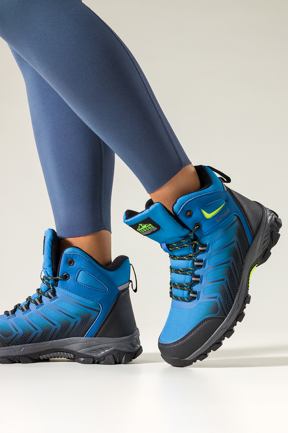 Niebieskie buty trekkingowe damskie softshell na bieżnikowanej podeszwie czarne wstawki sznurowane Carla EY82939-1