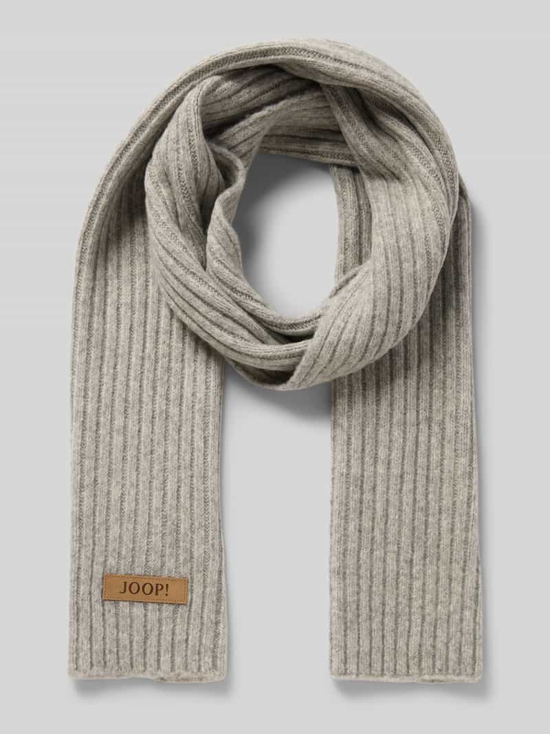 Szal z naszywką z logo