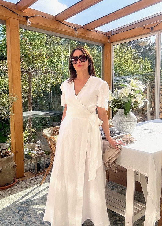 Lniana sukienka kopertowa biała