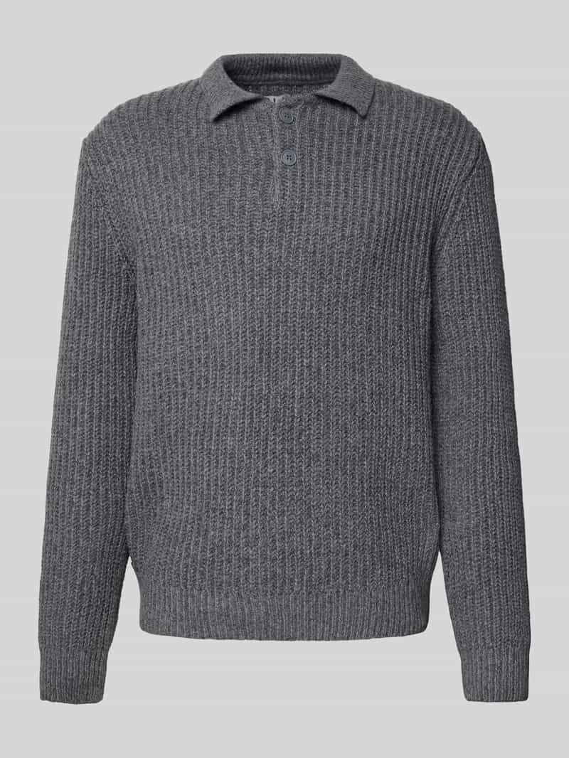 Sweter z dzianiny z kołnierzykiem typu kent