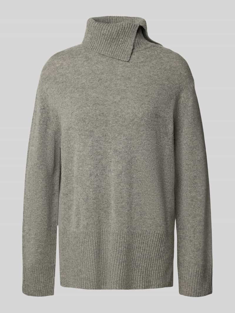 Sweter z dzianiny z wełny lana z golfem i bocznymi rozcięciami