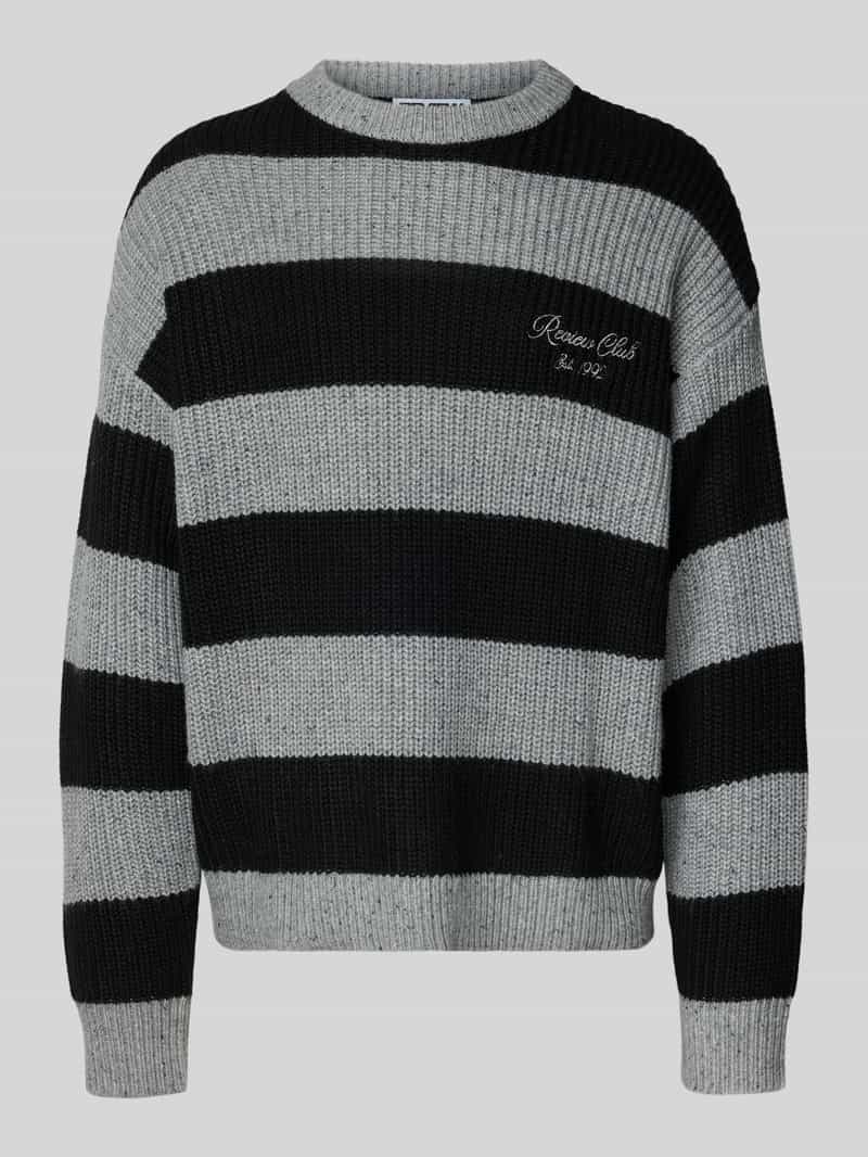 Sweter z dzianiny z wyhaftowanym logo