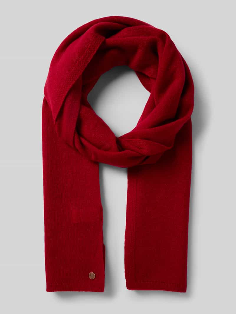 Szal z detalem z logo