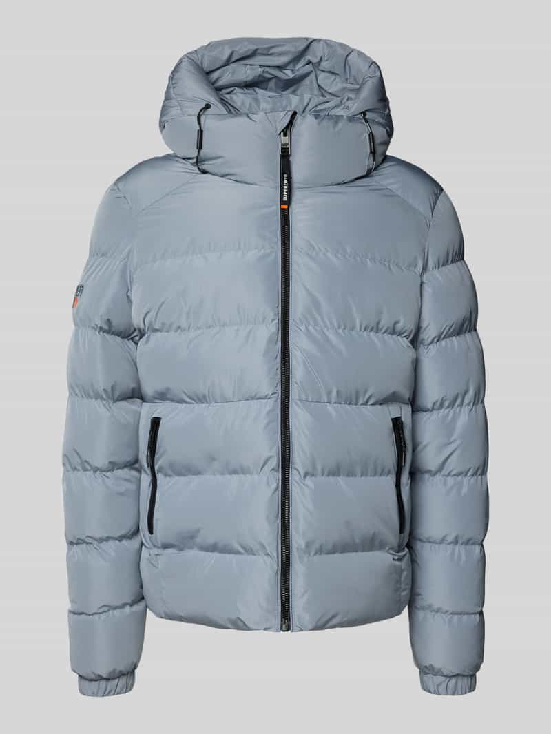 Kurtka pikowana z kapturem i bocznymi kieszeniami zapinanymi na zamek błyskawiczny