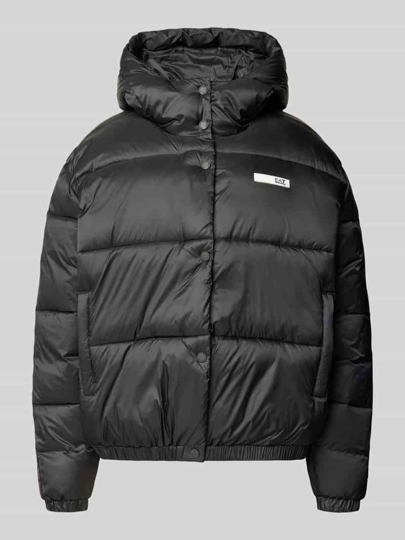 Kurtka pikowana z naszywką z logo