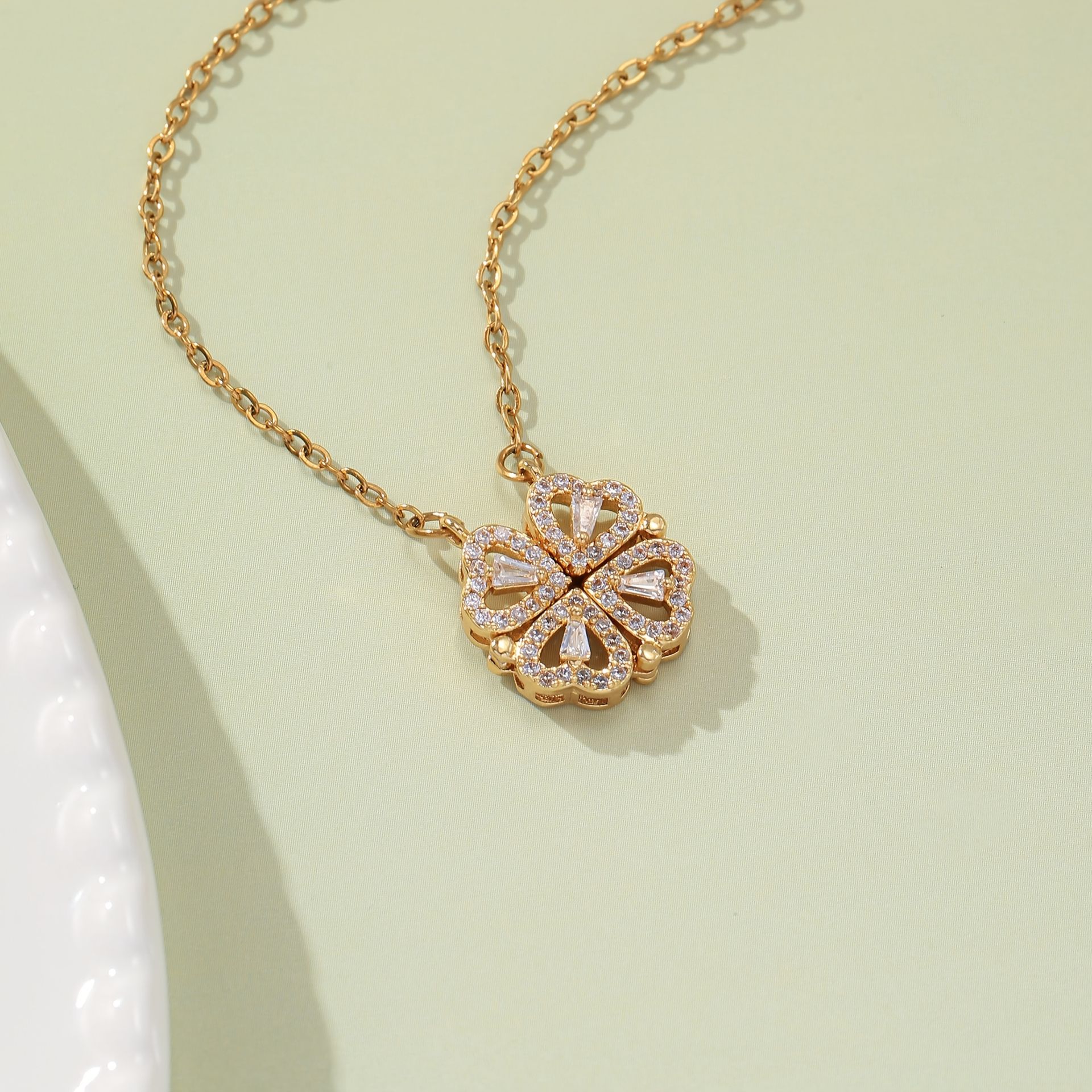 TEMU 1 szt., Modny Naszyjnik z Wisiorkiem dla Kobiet, Otwarta Koniczyna Czterolistna w Kształcie , Miedziowa Zawieszka z Syntetycznym Cyrkonem,