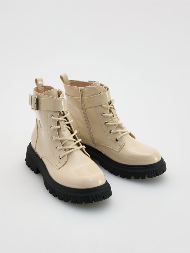 Reserved - Lakierowane botki za kostkę - kremowy