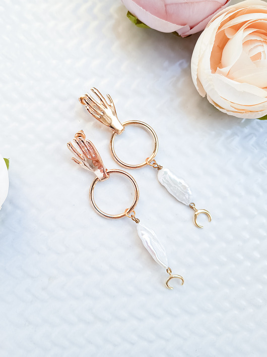 Kolczyki dłonie z perłą