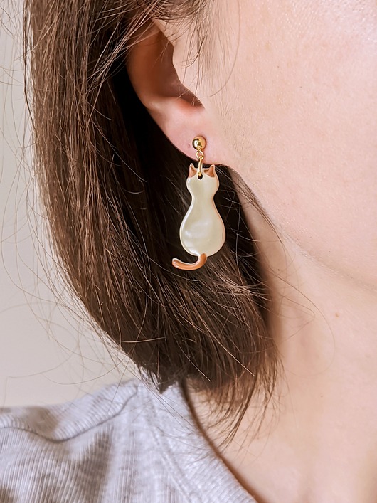 Kolczyki z beżowym kotkiem, kot typu ragdoll syjamski tajski syberyjski