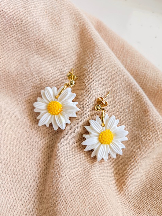 Długie lekkie kolczyki stokrotki, biżuteria idealna na wiosnę z kwiatami