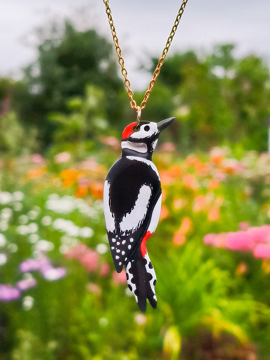 Naszyjnik dzięcioł, wisiorek z ptaszkiem, amulet z ptakiem, mały prezent