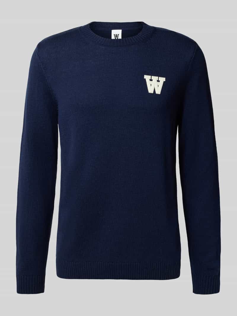 Sweter z dzianiny z haftem i okrągłym dekoltem model ‘Tay’