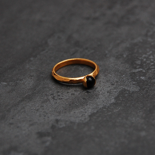 Złocony pierścionek mini Konwalia z onyksem