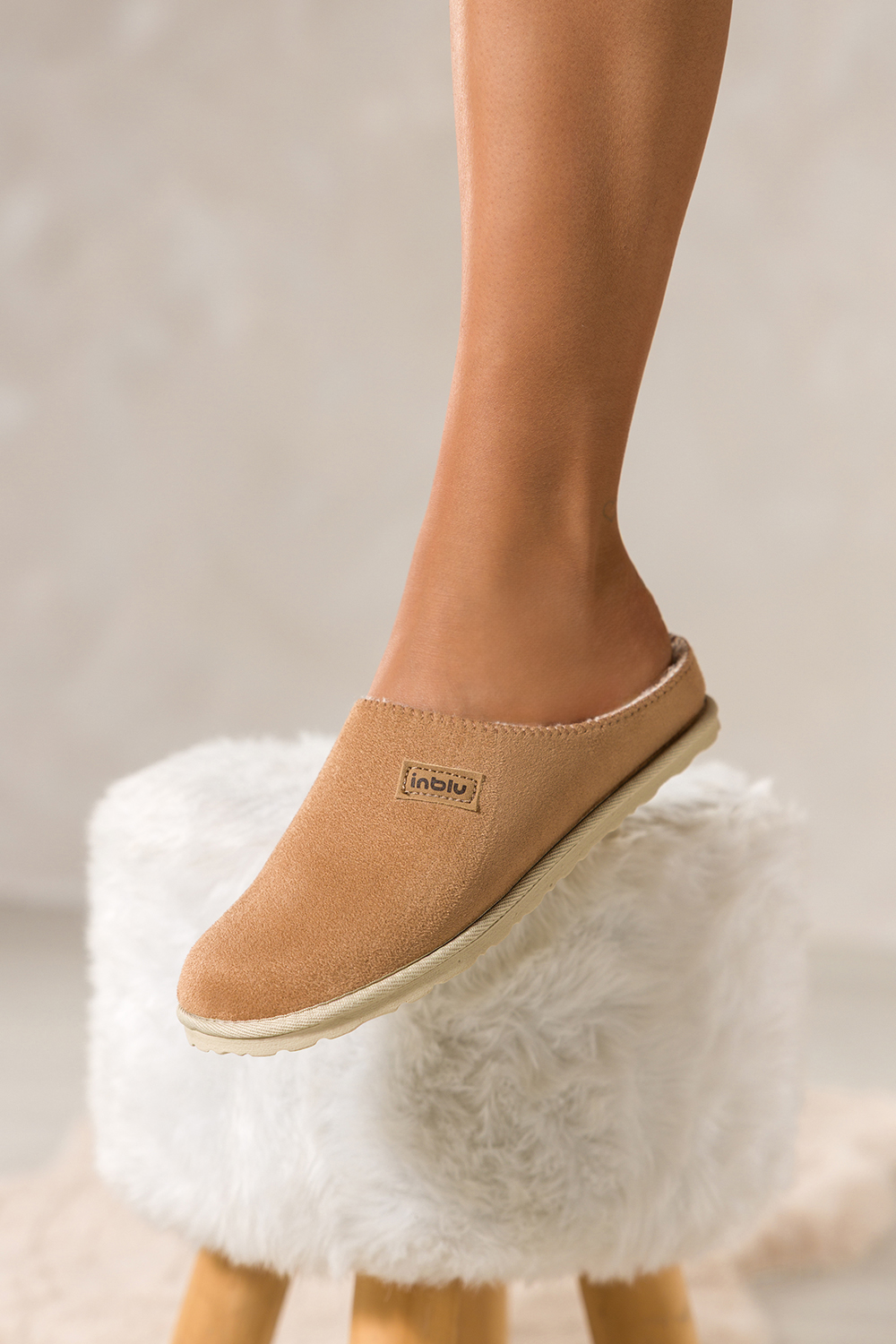 Camelowe kapcie damskie Inblu obuwie domowe z wyjmowana skórzaną wkładką XH999954