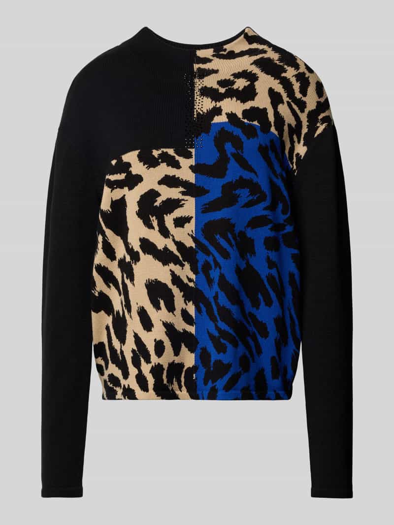 Sweter z dzianiny ze wzorem na całej powierzchni i stójką