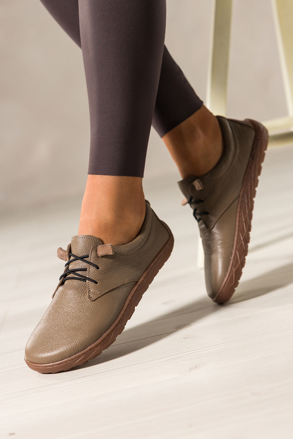 Ciemnobeżowe buty barefoot skórzane damskie szerokie na elastycznej płaskiej podeszwie elastyczne czarne sznurówki PRODUKT POLSKI Casu 89810