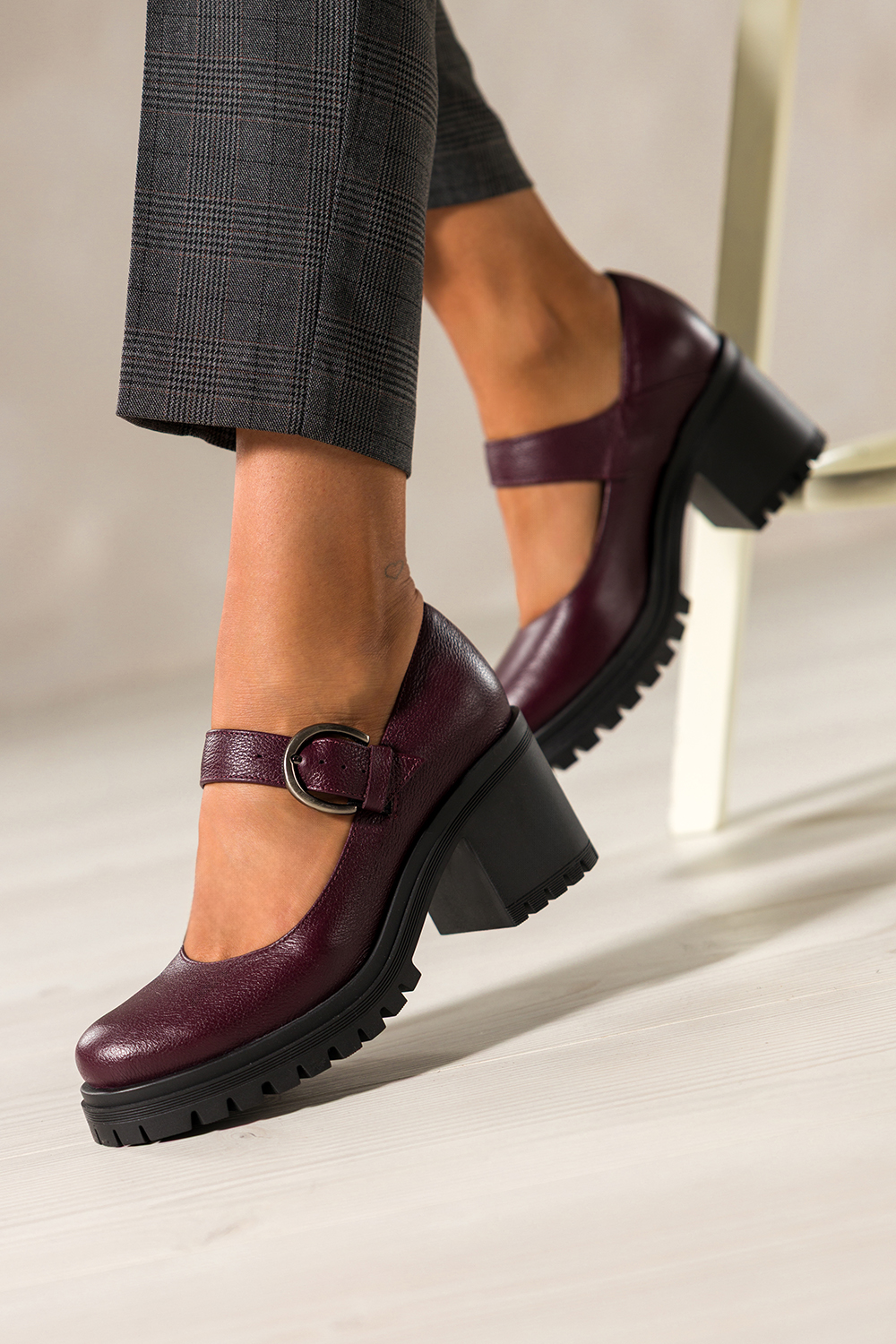 Bordowe półbuty skórzane damskie Mary Jane na szerokim klocku bieżnikowana platforma pasek ze stalową klamrą PRODUKT POLSKI Casu 79833