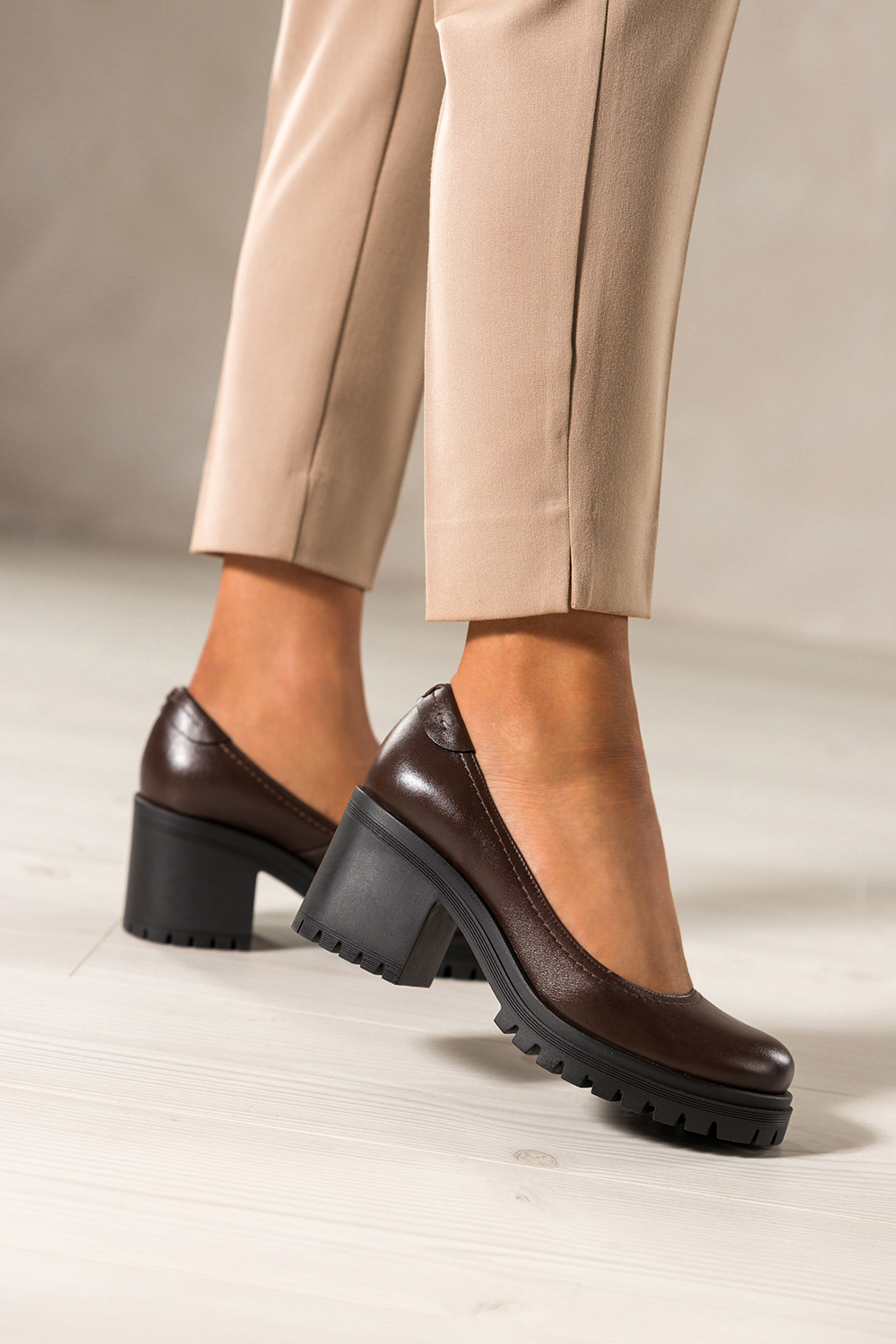 Czekoladowe półbuty skórzane damskie na szerokim klocku bieżnikowana platforma PRODUKT POLSKI Casu 79805