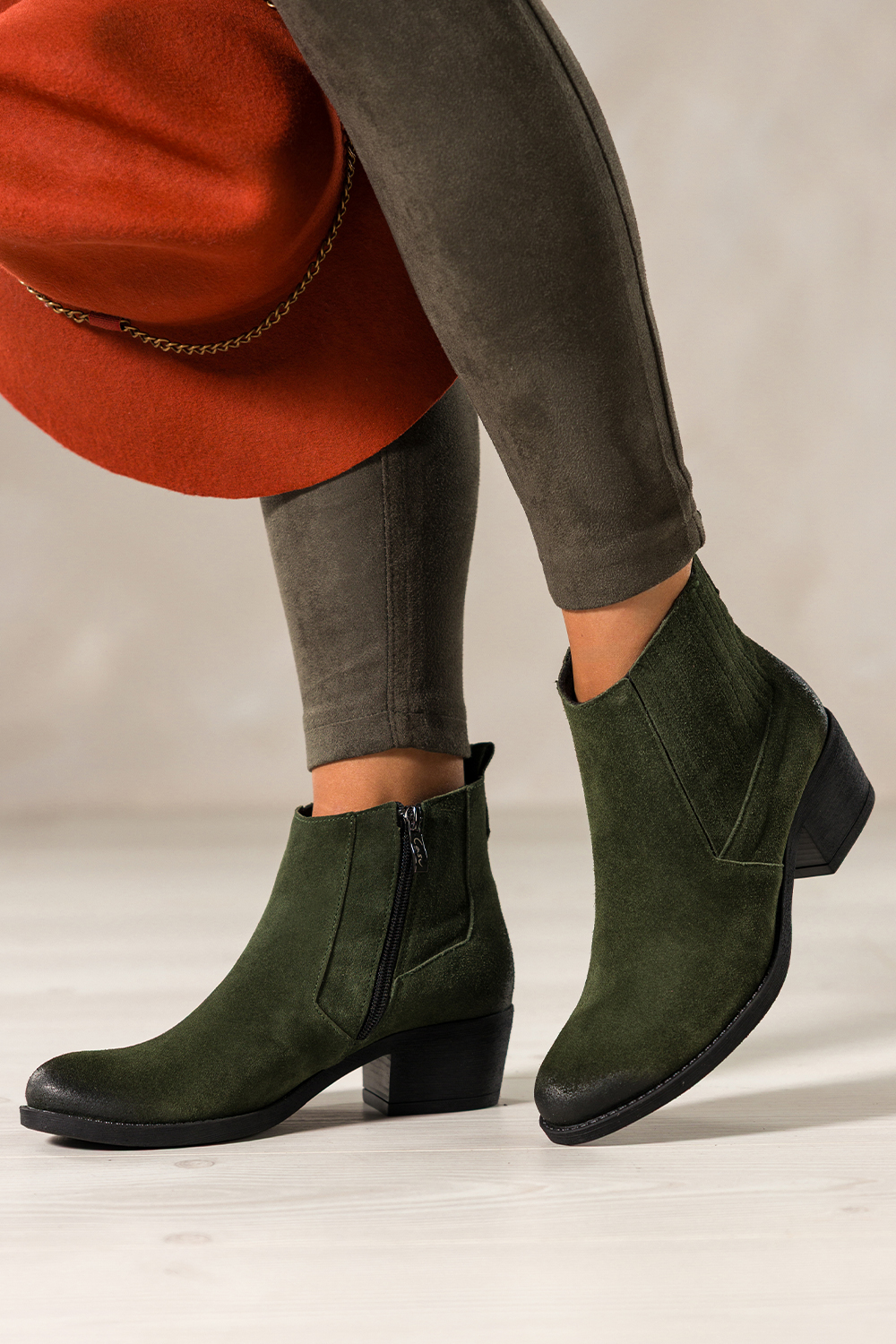 Zielone botki skórzane damskie kowbojki na szerokim ściętym klocku guma w cholewce PRODUKT POLSKI Casu 39455