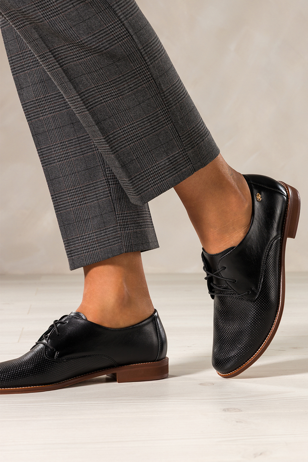 Czarne półbuty skórzane damskie z wzorkiem płaskie złota ozdoba sznurowane PRODUKT POLSKI Casu 5761-SLTO H