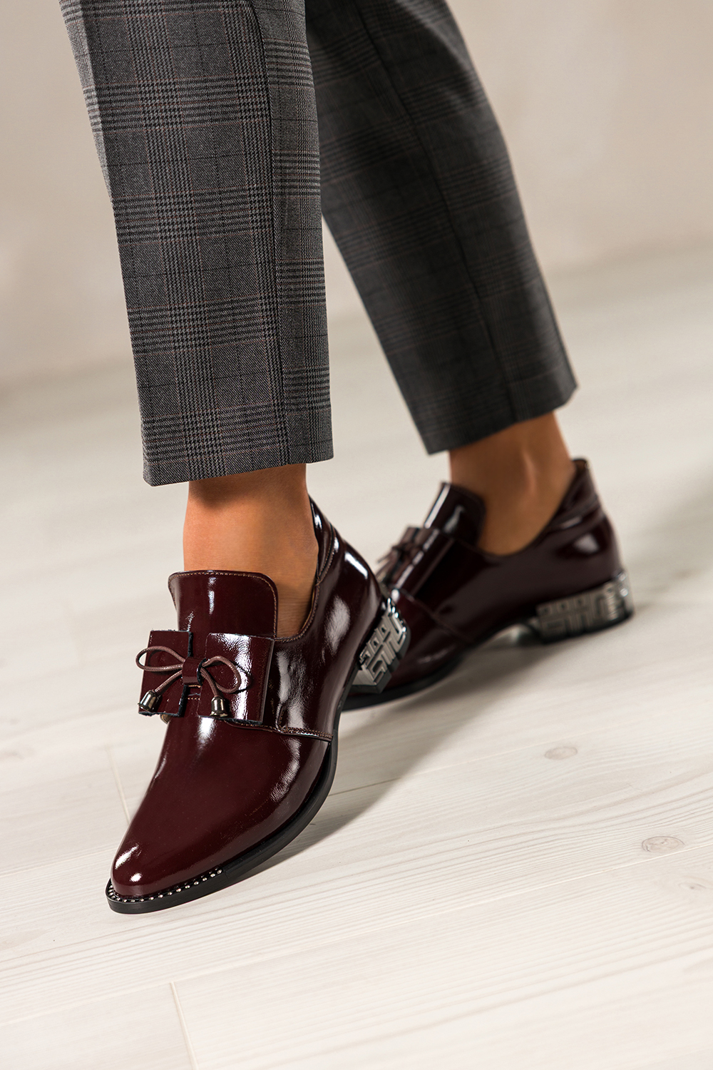 Bordowe półbuty skórzane damskie lakierowane dekoracyjny obcas wycięta cholewka kokarda PRODUKT POLSKI Casu 8600