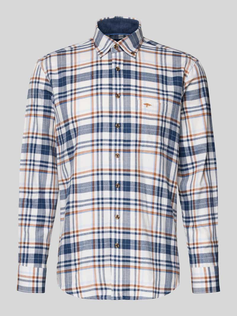 Koszula casualowa o kroju regular fit z kołnierzykiem typu button down